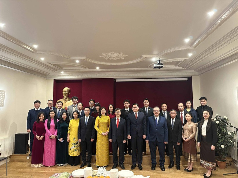 Les personnels des deux ambassades du Vietnam et du Laos en France. Photo: VNA