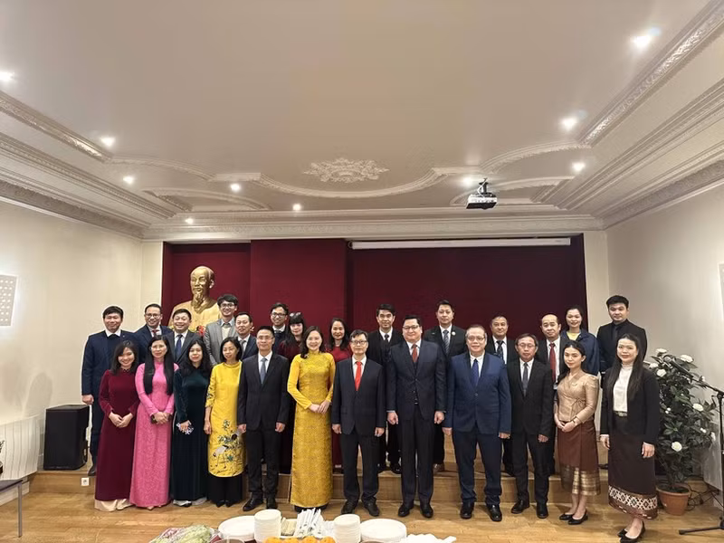 Les personnels des deux ambassades du Vietnam et du Laos en France. Photo: VNA