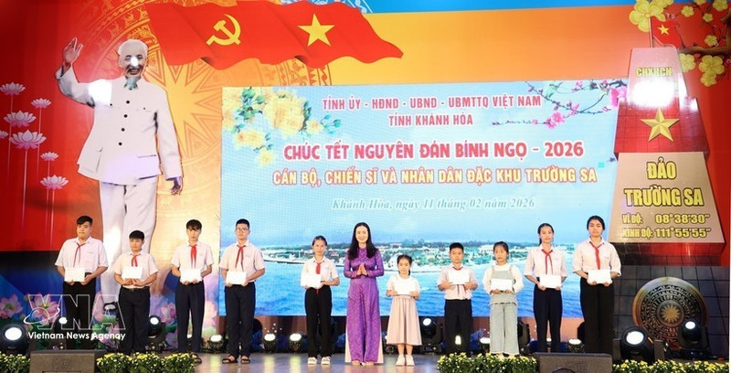 L'Union des femmes de la province de Khanh Hoa a octroyé des bourses d'études aux enfants des officiers et soldats en poste dans la zone spéciale de Truong Sa. Photo : VNA.