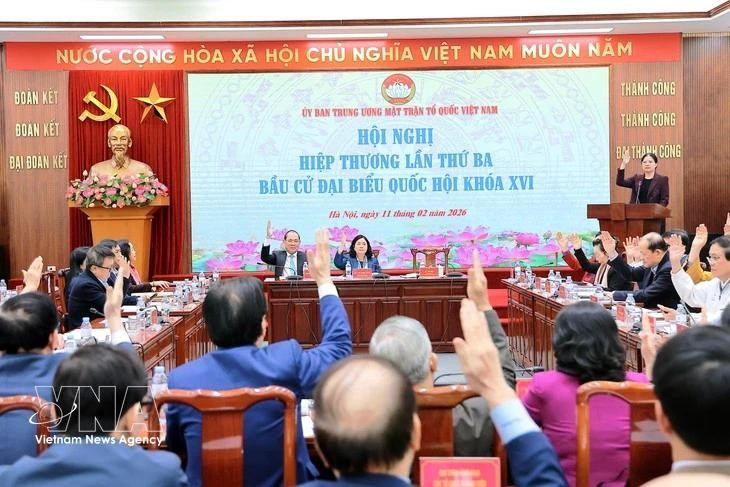 Le Présidium du Comité central du Front de la Patrie du Vietnam a validé à l’unanimité la liste des 217 candidats issus des organes centraux autorisés à se présenter aux élections législatives de la 16e législature. Photo : VNA.