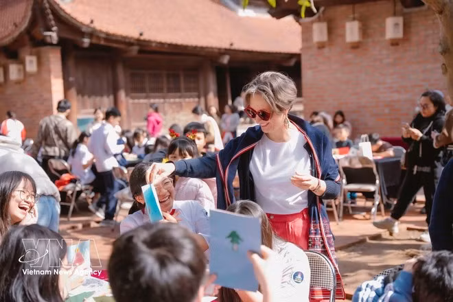La cheffe de mission de l’Ambassade de Pologne au Vietnam, Joanna Skoczek, lors d’un événement culturel organisé au Temple de la Littérature (Van Mieu–Quoc Tu Giam), à Hanoï. Photo : VNA