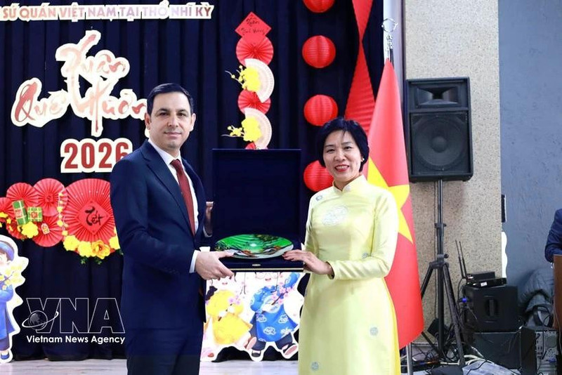 L’ambassadrice du Vietnam en Turquie, Dang Thi Thu Ha et le vice-gouverneur d'Istanbul, Mehmet Sülün. Photo : VNA.
