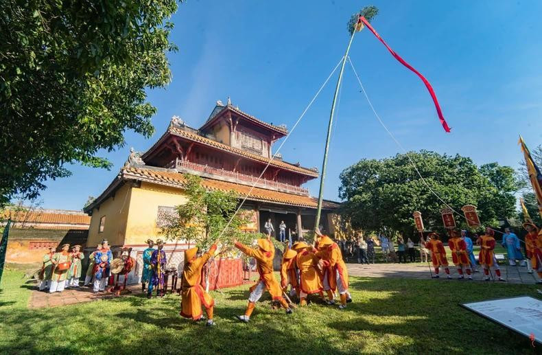 À Huê, le Têt est intimement lié aux rituels de la cour, dont le plus emblématique est la cérémonie du Thuong Tieu, marquant l’érection du mât du Nouvel An dans la Cité impériale. Photo : NDEL.