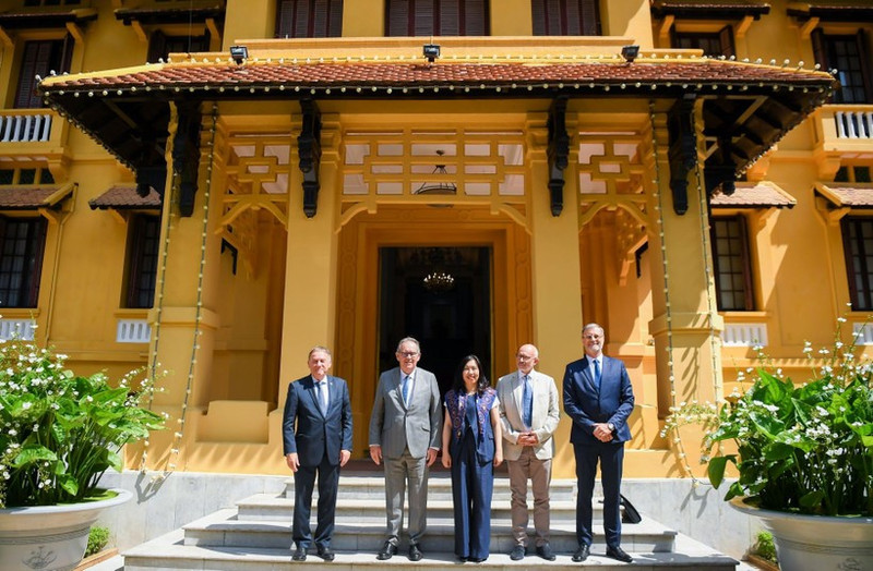 La vice-ministre des Affaires étrangères, Lê Thi Thu Hang, et la délégation du groupe interparlementaire d’amitié France–Vietnam du Sénat français. Photo : ministère des Affaires étrangères.
