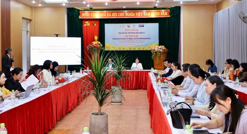 L’Union des femmes de la province de Dak Lak et l’organisation APHEDA organisent une table ronde visant à promouvoir le rôle des femmes élues. (Photo : Kim Bao/daklak.gov.vn)