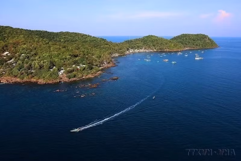 Phu Quôc se développe en un centre de services et d’écotourisme de haute qualité, une destination touristique balnéaire et insulaire de niveau national et international. Photo : VNA.
