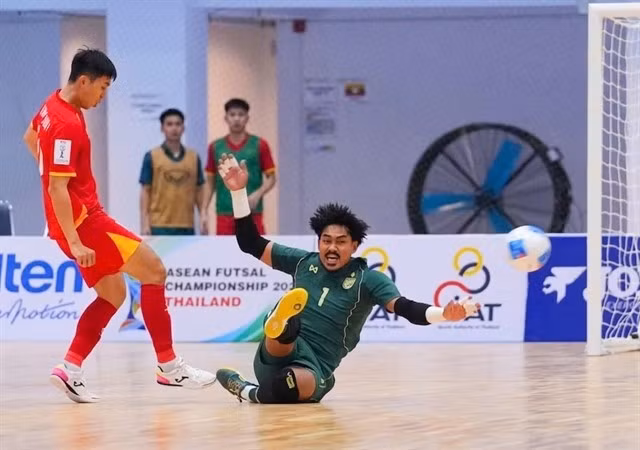 Nguyên Thinh Phat (à gauche) tente de dribbler le gardien thaïlandais lors de leur match du groupe A du Championnat de futsal de l’ASEAN 2026, en Thaïlande, le 8 avril. Photo : VFF.