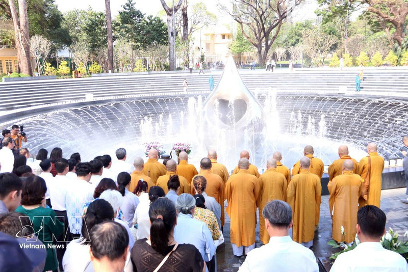Lors de la cérémonie de requiem en mémoire des victimes de la pandémie de COVID-19 dans la matinée du 22 février, correspondant au sixième jour du Têt (Nouvelle Année du Cheval), au parc Ly Thai To, à Ho Chi Minh-Ville. Photo : VNA