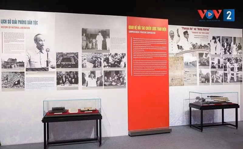 trien-lam-vn-indo-bia-11zon-11zon.jpg