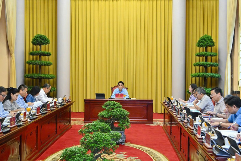 Le président Luong Cuong (centre) lors de la séance de travail avec le Bureau présidentiel, à Hanoi, le 27 août. Photo : NDEL.