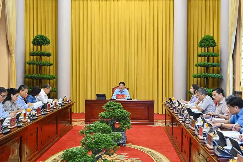 Le président Luong Cuong (centre) lors de la séance de travail avec le Bureau présidentiel, à Hanoi, le 27 août. Photo : NDEL.
