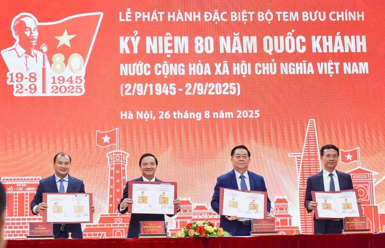 Les délégués signent la couverture d’émission spéciale du bloc de timbres commémorant le 80e anniversaire de la Fête nationale et posent pour une photo souvenir.