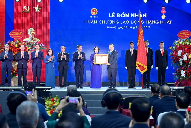 Le Secrétaire général To Lam remet l’Ordre du Travail de première classe au ministère de l’Intérieur. (Photo : Dang Khoa)