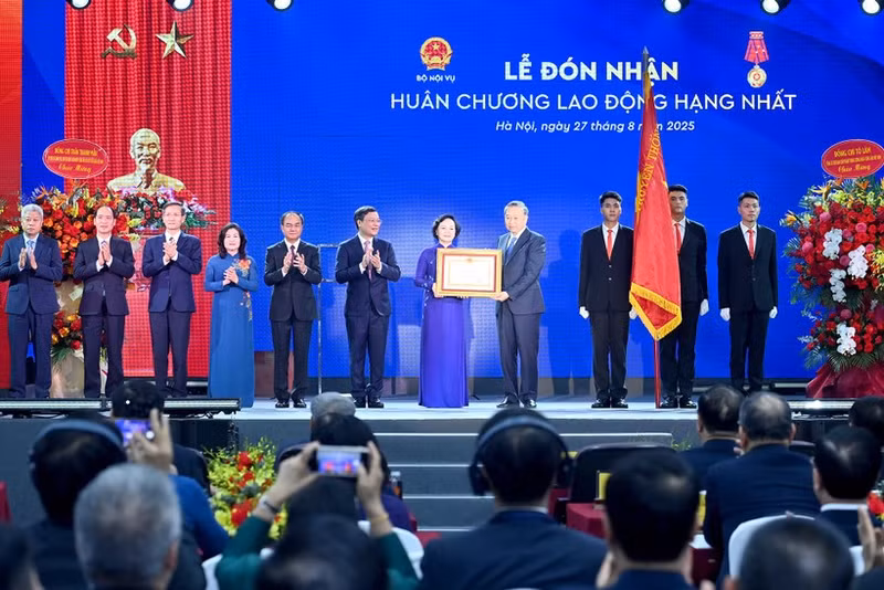 Le Secrétaire général To Lam remet l’Ordre du Travail de première classe au ministère de l’Intérieur. (Photo : Dang Khoa)