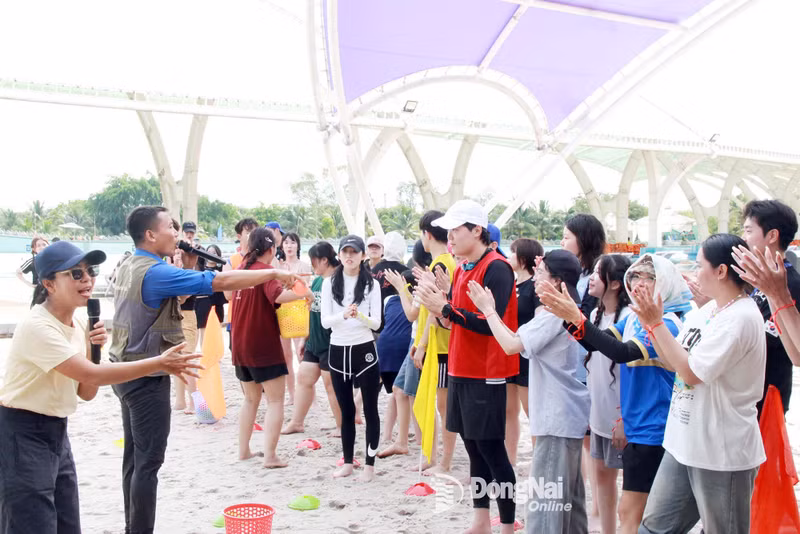 Des jeunes de Jeollanam et de Dong Nai ont participé ensemble à des jeux collectifs dans l’après-midi du 6 août. Photo : Nga Son.