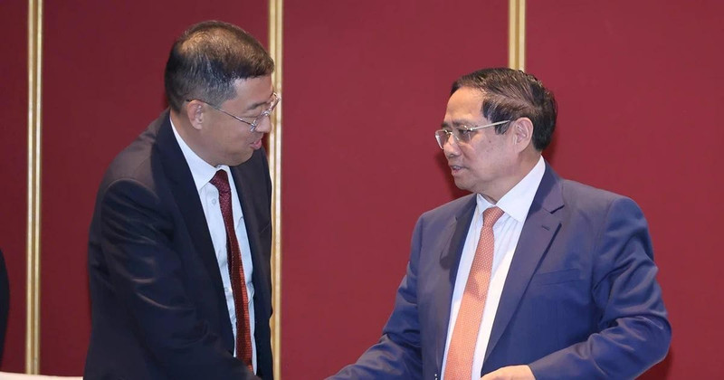 Le Premier ministre Pham Minh Chinh (à droite) rencontre le président de la Banque de Chine (BOC), Ge Haijiao, le 24 juin 2025. Photo : VNA.
