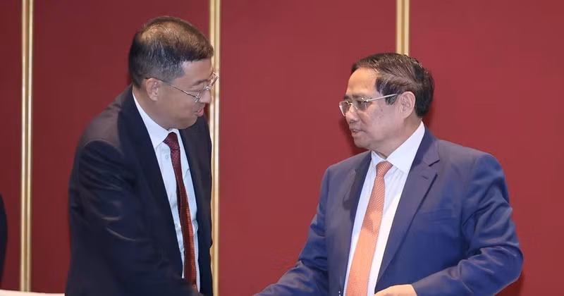 Le Premier ministre Pham Minh Chinh (à droite) rencontre le président de la Banque de Chine (BOC), Ge Haijiao, le 24 juin 2025. Photo : VNA.