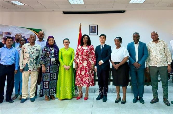 L’ambassadrice Tran Thi Thu Thin, la ministre Samaria Tovela et les délégués participant à la cérémonie de signature posent pour une photo souvenir. Photo : VNA.