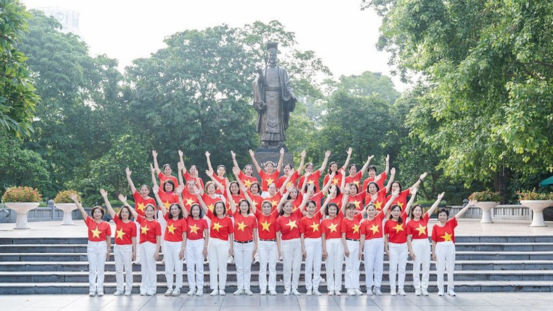 Près de 10 000 personnes sont attendues à Hanoï pour participer en présentiel à l’événement de marche « Marche en avant avec le Vietnam ». Photo: NDEL.