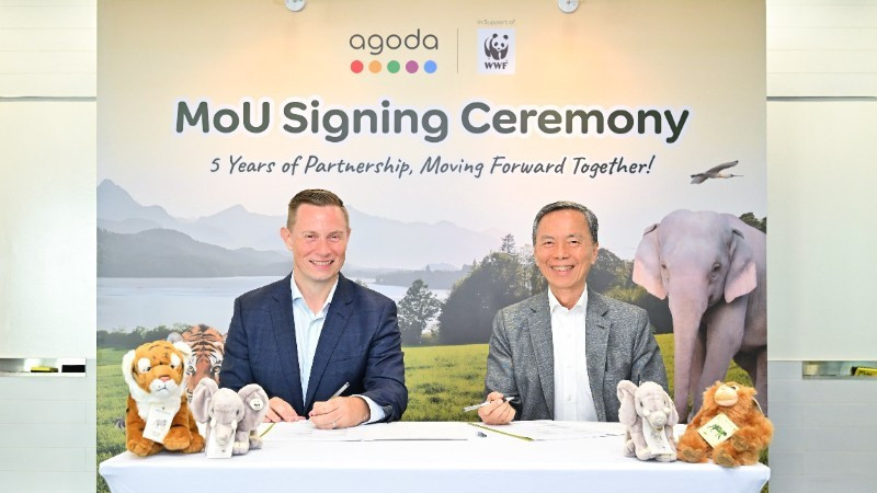 Andrew Smith, vice-président senior chargé de l’approvisionnement chez Agoda, et Hsieh Fu Hua, président du WWF Singapour, lors du lancement du programme Eco Deals et de la signature conjointe du protocole d’accord (MOU) scellant les cinq prochaines années de coopération.
