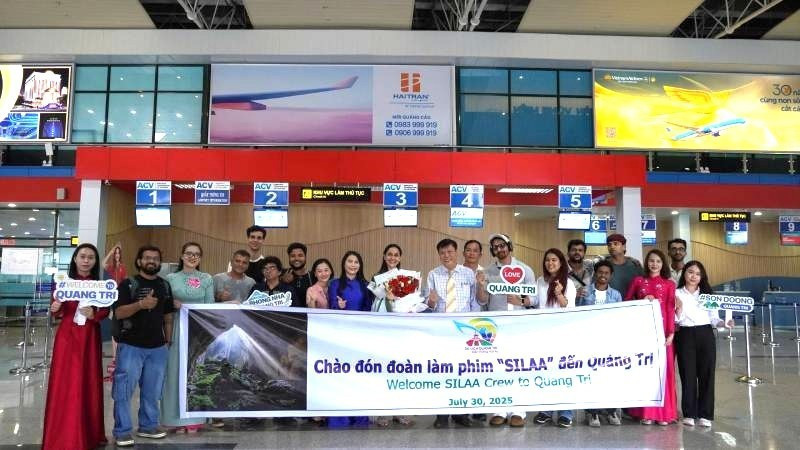 Les responsables du Service de la Culture, des Sports et du Tourisme de Quang Tri ont accueilli et félicité l’équipe de tournage à l’aéroport de Dong Hoi. Photo : NDEL.