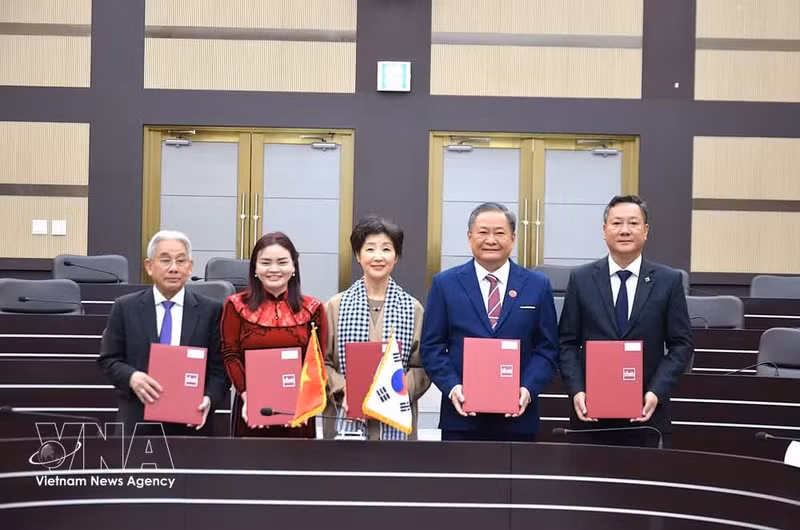 Les établissements d’enseignement vietnamiens signent plusieurs protocoles d’accord avec l’Université Hoseo. Photo: VNA