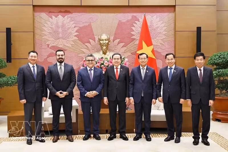Le président de l’Assemblée nationale du Vietnam, Tran Thanh Man, l’ambassadeur de Palestine, Saadi Salama, et des responsables vietnamiens et palestiniens. Photo : VNA