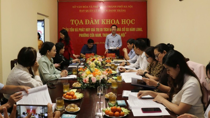 Les délégués discutent des mesures visant à préserver et à valoriser le site révolutionnaire de la maison située au 5D rue Ham Long (Hanoï).