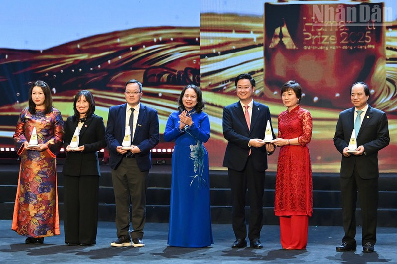 La vice-présidente Vo Thi Anh Xuân remet le Prix de l'Action humaine pour la communauté à des projets et des idées exceptionnels. Photo : NDEL