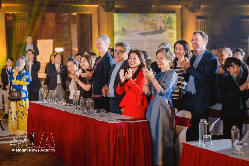La cheffe de mission de l’Ambassade de Pologne au Vietnam, Joanna Skoczek, participe à un événement culturel vêtue de l’ao dai. Photo : VNA