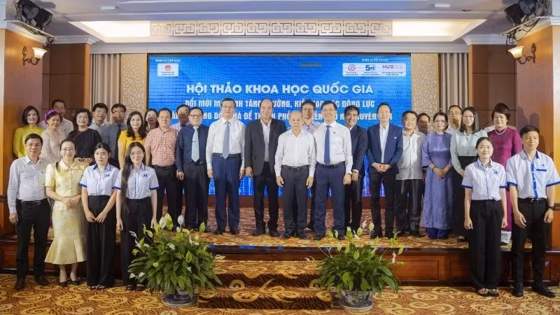 Les délégués prennent une photo souvenir lors de l’événement. Photo : NDEL.