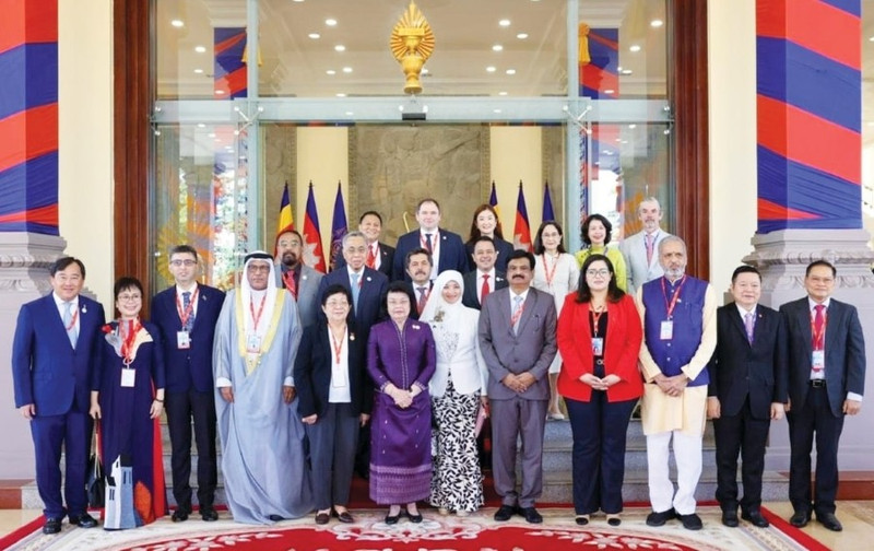 Les chefs de délégation des Parlements membres de l’AIPA rendent une visite de courtoisie à la présidente de l’Assemblée nationale du Cambodge. Photo : Thuc Uyen.