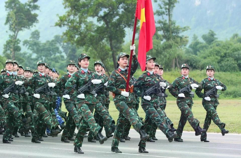 Des femmes soldats participant à l'entraînement collectif. Photo : VNA.