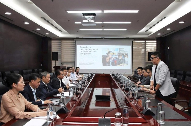 Des représentants du comité populaire de la ville de Dà Nang et de Google for Education lors d’une séance de travail sur le plan de coopération en matière d'éducation et de mise en œuvre de solutions basées sur l'intelligence artificielle. Photo : gracieuseté du Comité populaire de la ville de Dà Nang.