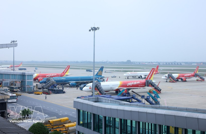 Des avions de compagnies aériennes telles que Vietnam Airlines, Vietjet Air et Sun Phu Quoc Airways opèrent à l'aéroport de Noi Bai. Photo : VNA