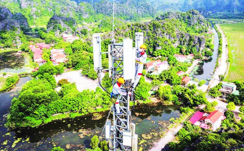 Installation d’une station de base 5G de Viettel. (Photo : VIET HAI)