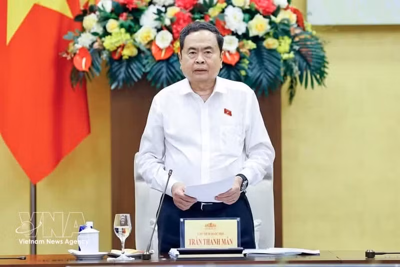 Le Comité directeur chargé de la révision globale des textes juridiques a tenu sa premièrer réunion, le 9 avril à hanoï, sous l’égide de son chef, président de l’Assemblée nationale, Tran Thanh Man. Photo : VNA.
