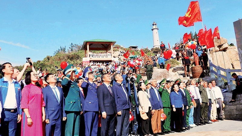 Les dirigeants de la province de Dak Lak, aux côtés des habitants et des touristes, participent à la cérémonie de lever des couleurs pour accueillir la nouvelle année 2026 au cap Mui Dien. Photo : VNA.