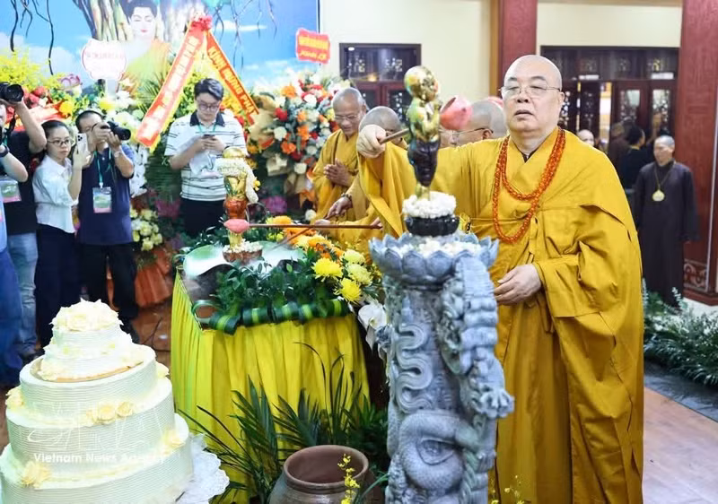 Des dignitaires bouddhistes prennent part à une cérémonie du bain du Bouddha (Mộc Dục). Photo : VNA