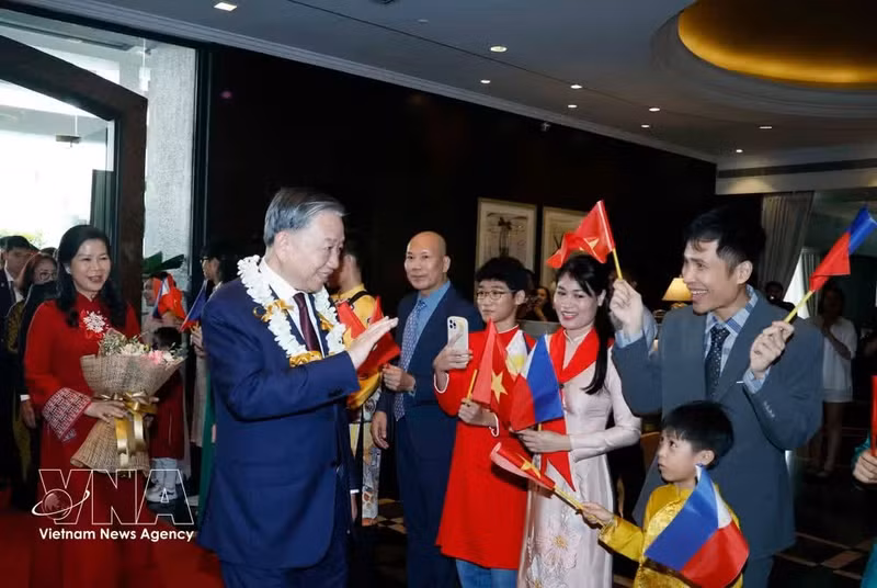 Des membres de l’ambassade du Vietnam et de la communauté vietnamienne aux Philippines accueillent le dirigeant To Lam, ainsi que son épouse, à leur arrivée à Manille. Photo : VNA