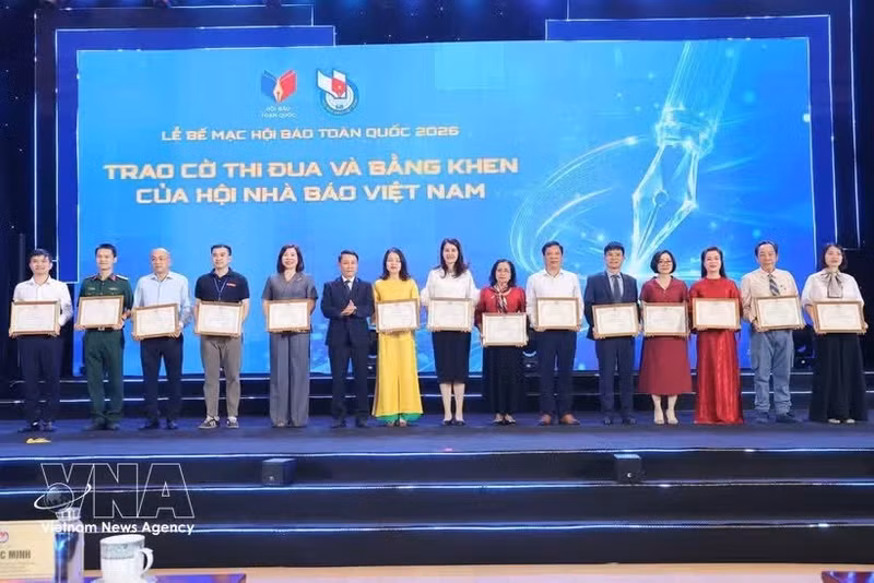 Remise des drapeaux d'émulation et des satisfecit de l'Association des journalistes vietnamiens. Photo : VNA.