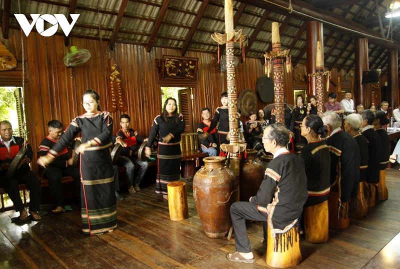 La maison longue Ê Đê, au-delà d’un espace de vie, demeure le centre des rites spirituels et de la culture communautaire. Photo : VOV.