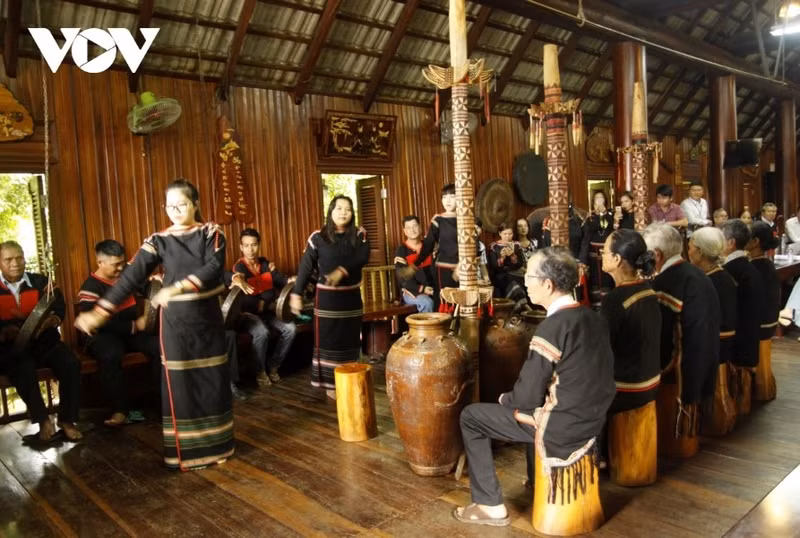 La maison longue Ê Đê, au-delà d’un espace de vie, demeure le centre des rites spirituels et de la culture communautaire. Photo : VOV.