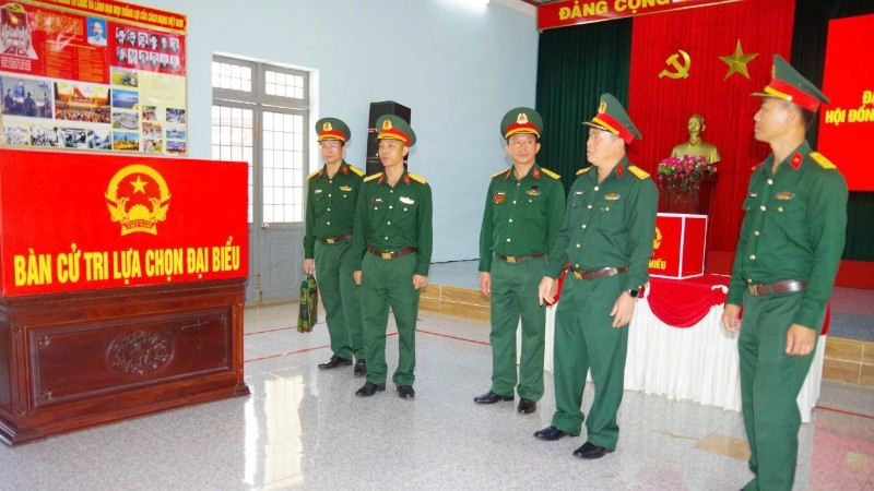 La délégation a procédé à une inspection des préparatifs électoraux au bataillon 303 du régiment 584.