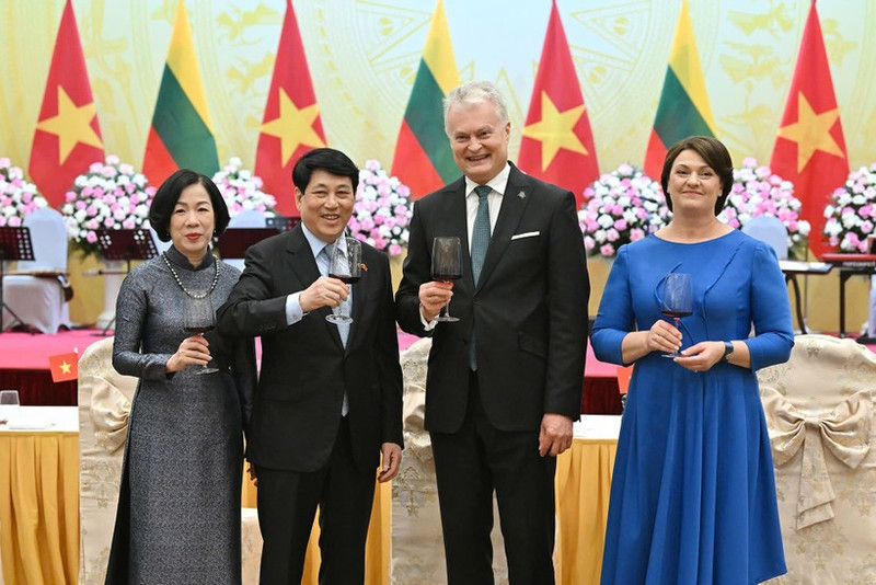 Le président de la République, Luong Cuong, et son épouse président un banquet d’État solennel en l’honneur du président lituanien, Gitanas Nauseda, et de son épouse, actuellement en visite officielle au Vietnam. Photo : VNA.