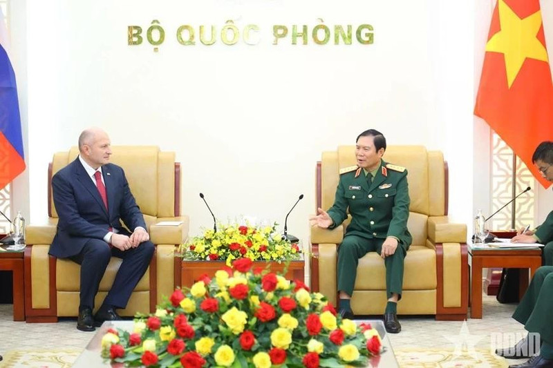 Le chef d'état-major de l'Armée populaire vietnamienne et vice-ministre de la Défense, le général Nguyen Tan Cuong, reçoit le ministre russe de la Protection civile, des Situations d'urgence et des Secours en cas de catastrophe, Aleksandr Kurenkov. Photo : Quan doi nhan dan.