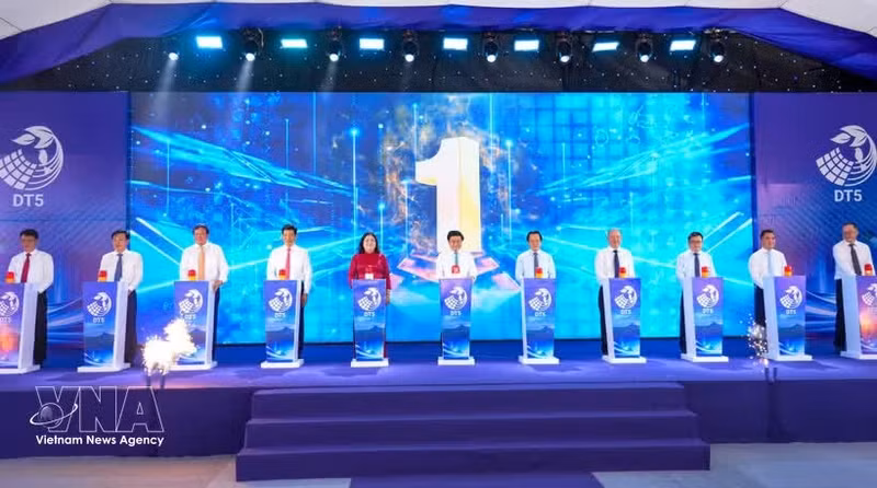 Mise en chnatier de la centrale solaire Dau Tieng 5 à Tay Ninh. Photo: VNA