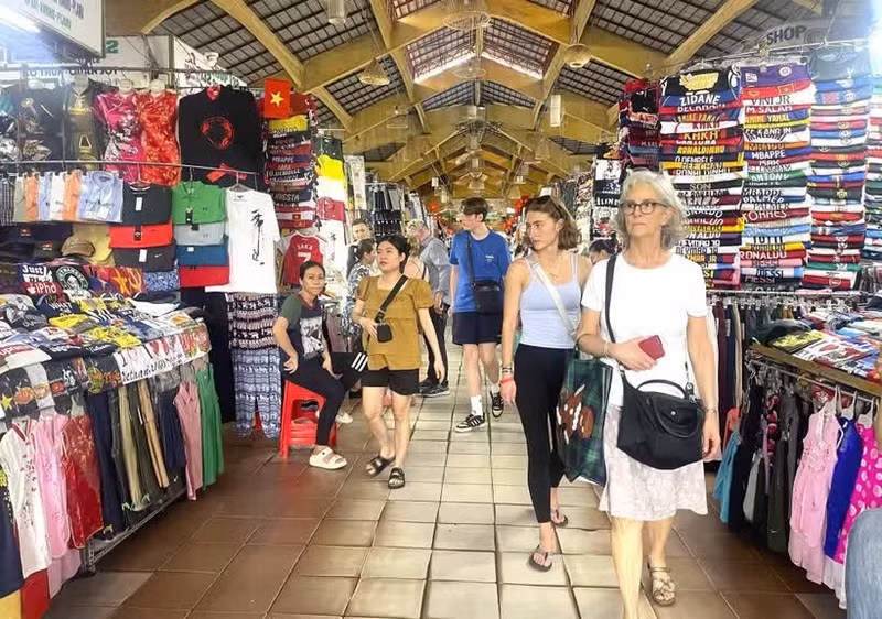 Le marché Bên Thanh à Hô Chi Minh-Ville attitre un grand nombre de touristes étrangers. Photo : VNA.