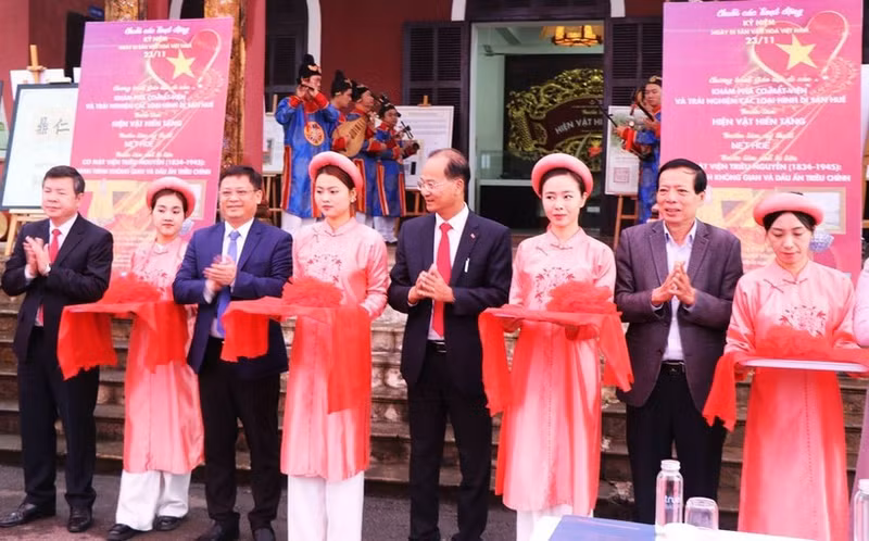Lors du lancement des activités de la Semaine de célébration de la Journée du patrimoine culturel vietnamien. Photo : VNA.