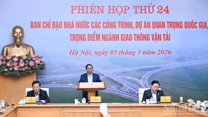 Le Premier ministre Pham Minh Chinh prend la parole lors de la réunion. Photo : NDEL.